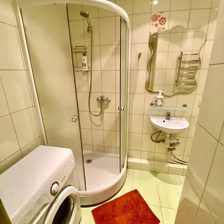 біля поштової площі на другому поверсі Apartment *